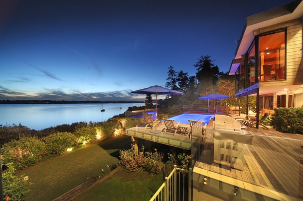 Waterfront Villa in New Zealand 7