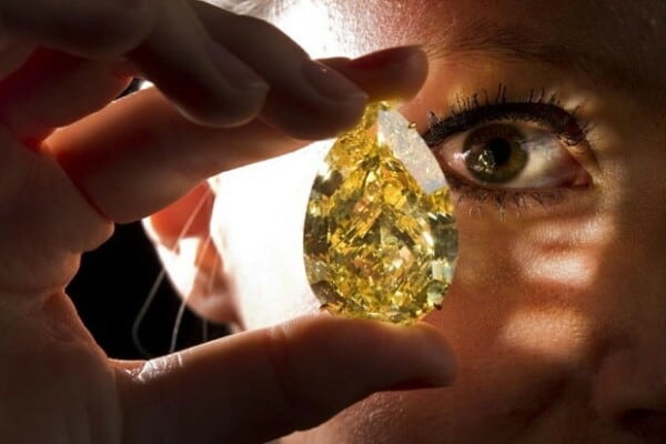 Sun-Drop-Diamond-The-Worlds-Largest-Yellow-Diamond-2