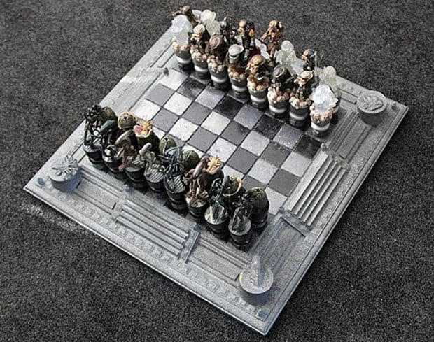 Alien vs Predator Chess Set 4