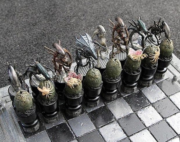Alien vs Predator Chess Set 8