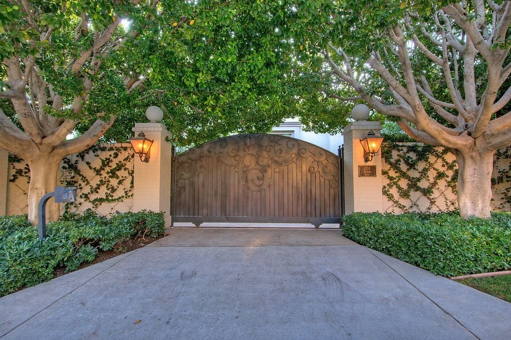 Traditional Estate in Holmby Hills 6