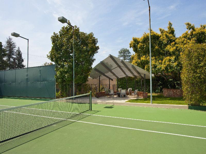 Tennis court estate in Beverly Hills 3