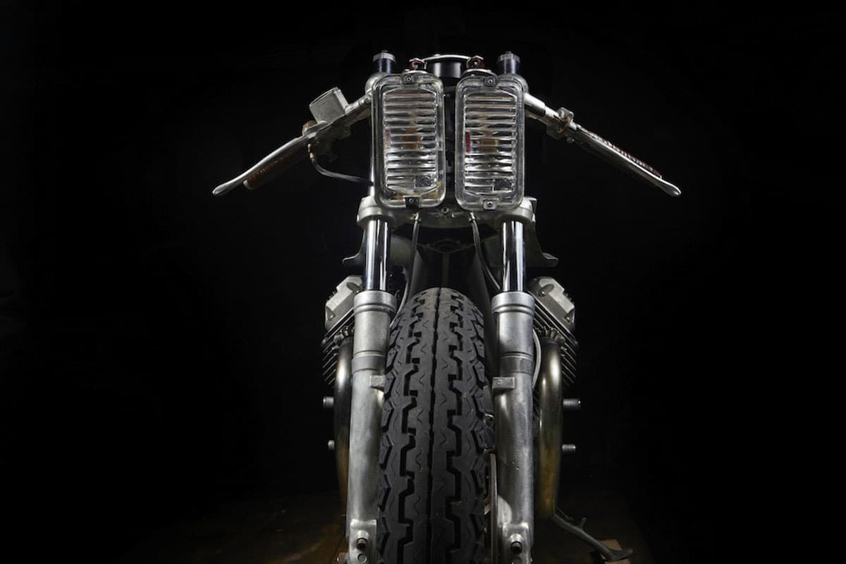 An old 1985 Guzzi V65 has been heavily-customized and hand-crafted into a steely street stunner, the El Solitario Trimotoro Motorcycle.