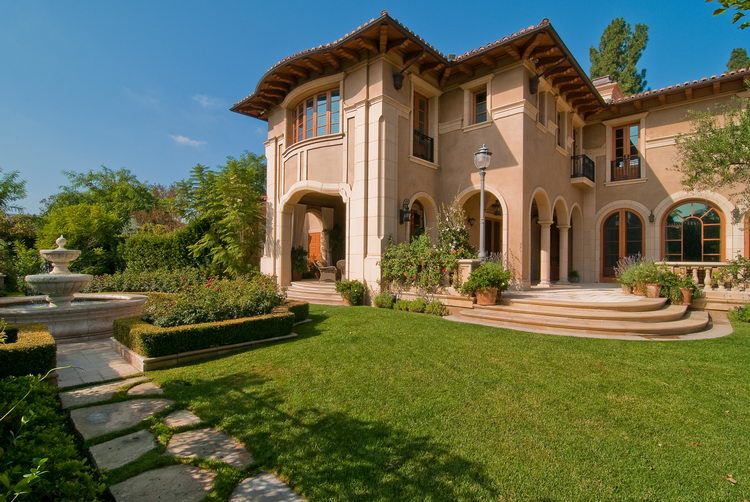 Mediterranean Manor in Beverly Hills 64