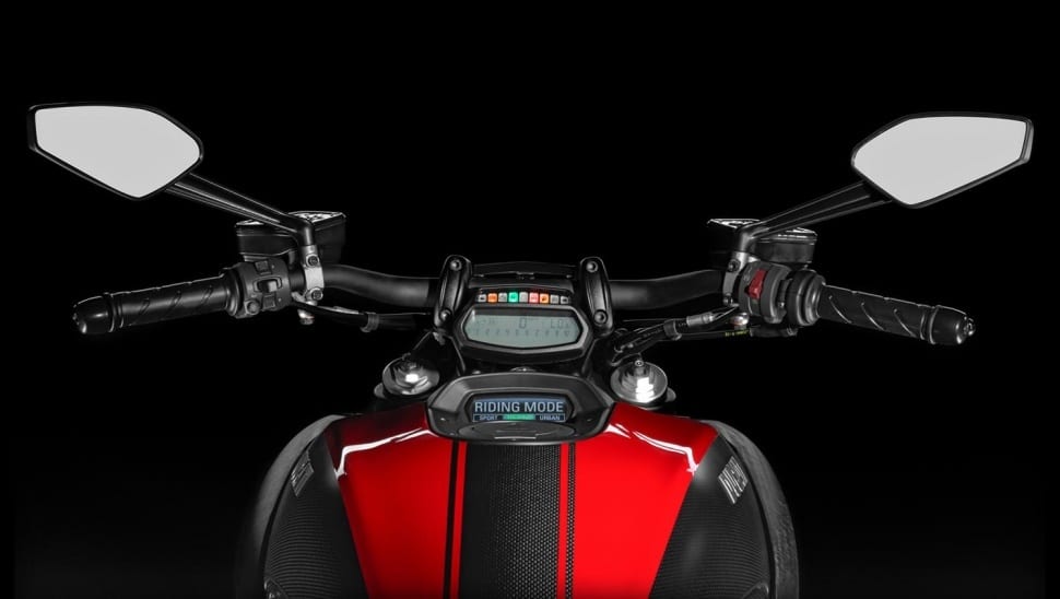 Ducati-2015-Diavel 11