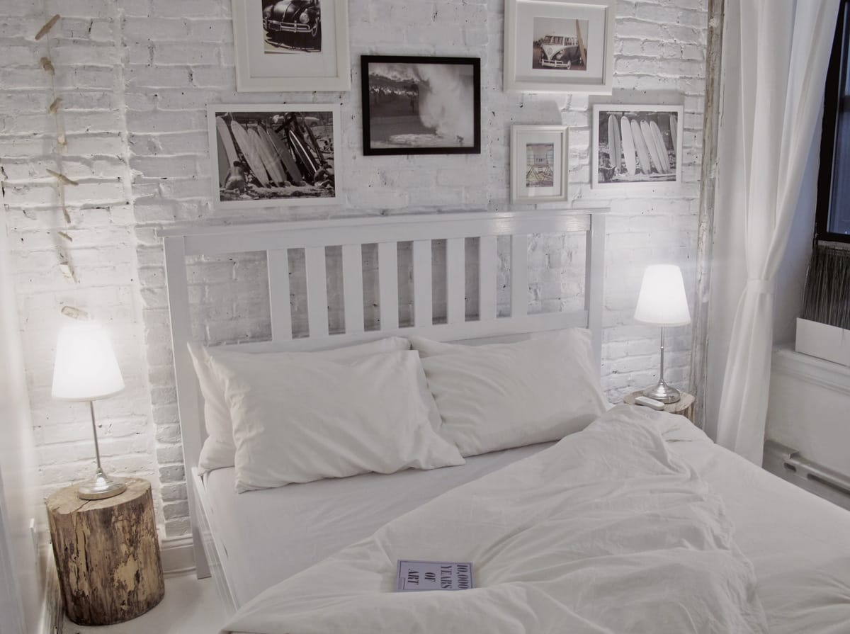 Белая кирпичная стена в спальне