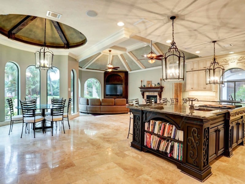 Newly-Renovated-Houston-Texas-Mansion-Perfect-for-Parties 8