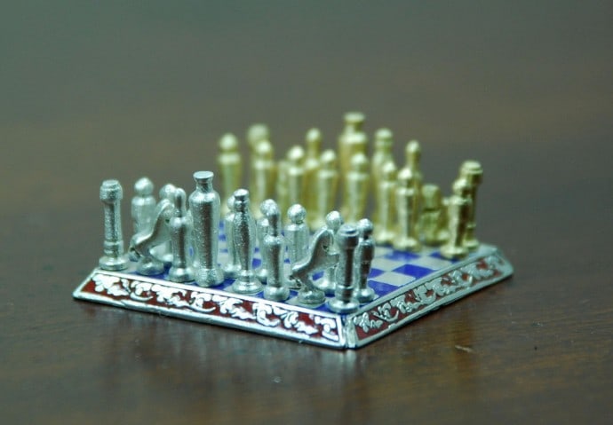 Smallest-Chess-Set-in-the-World-by-Sal-Knight 4