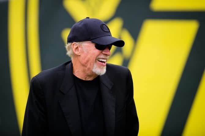 Phil Knight and the goddess of victory 00003