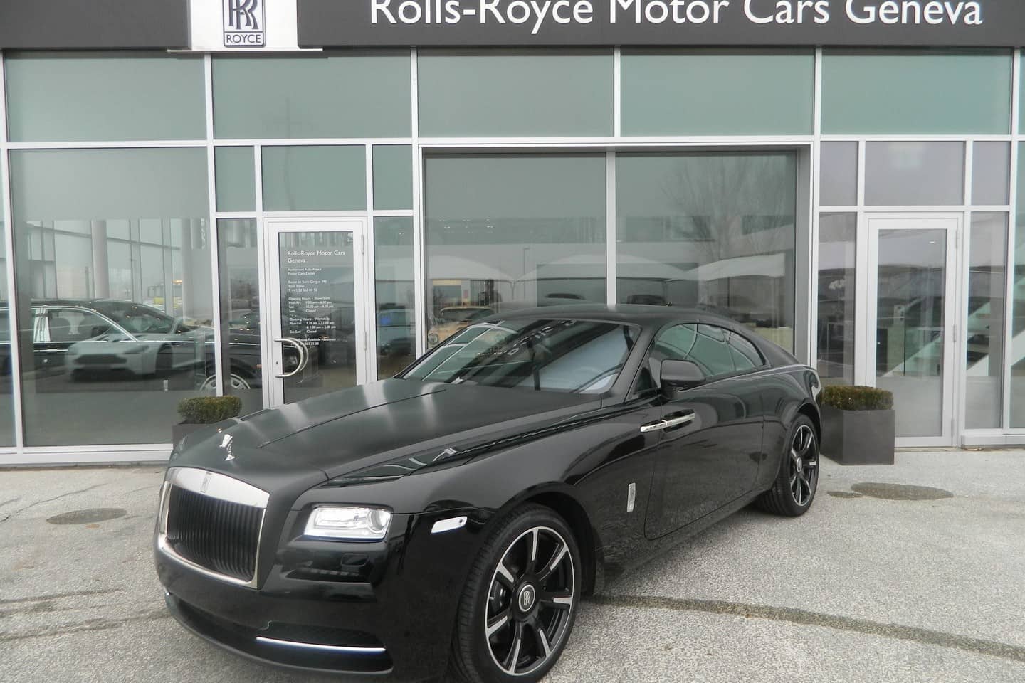 Rolls-Royce-Wraith-Carbon-Fiber-12
