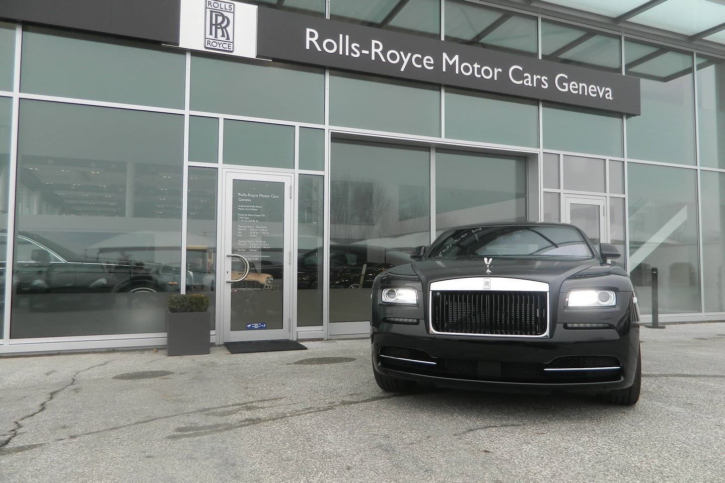 Rolls-Royce-Wraith-Carbon-Fiber-13