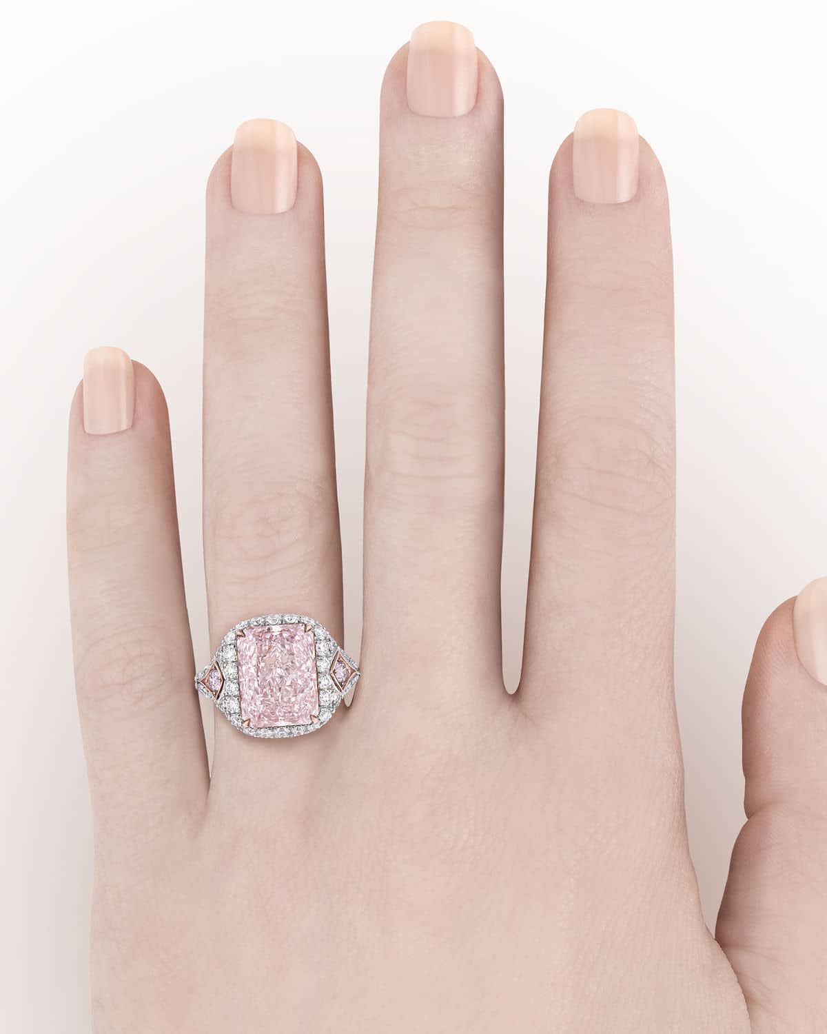 Необычный розовый бриллиант