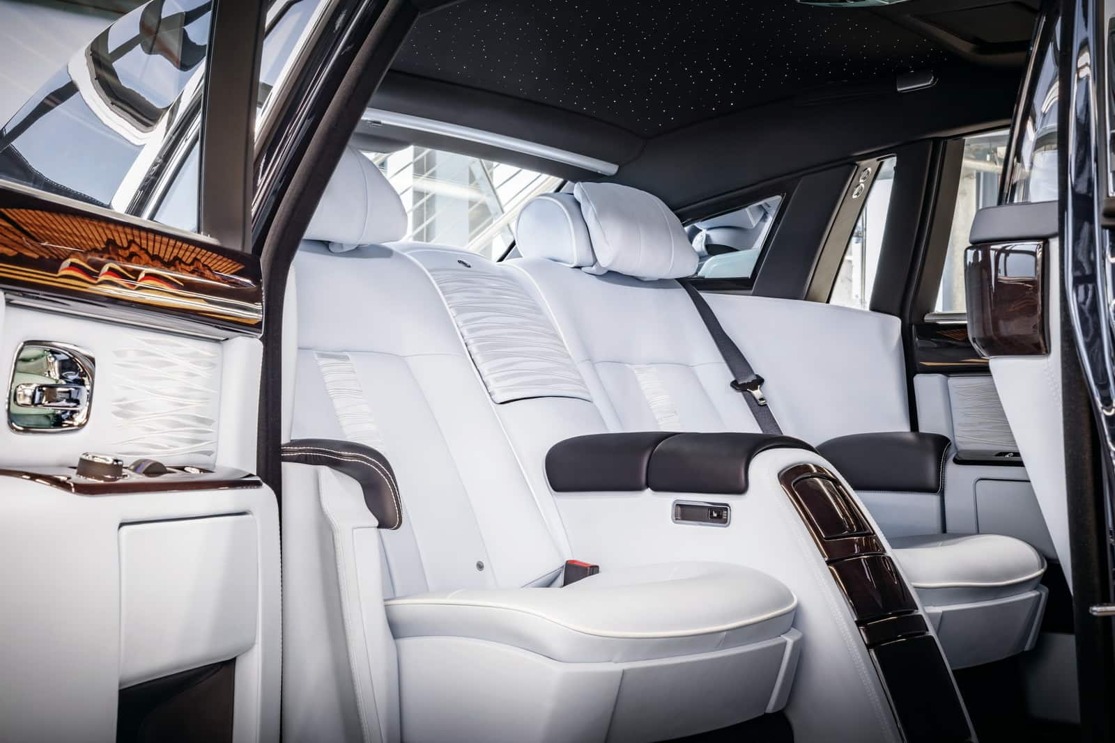Official Rolls-Royce Phantom VII 6
