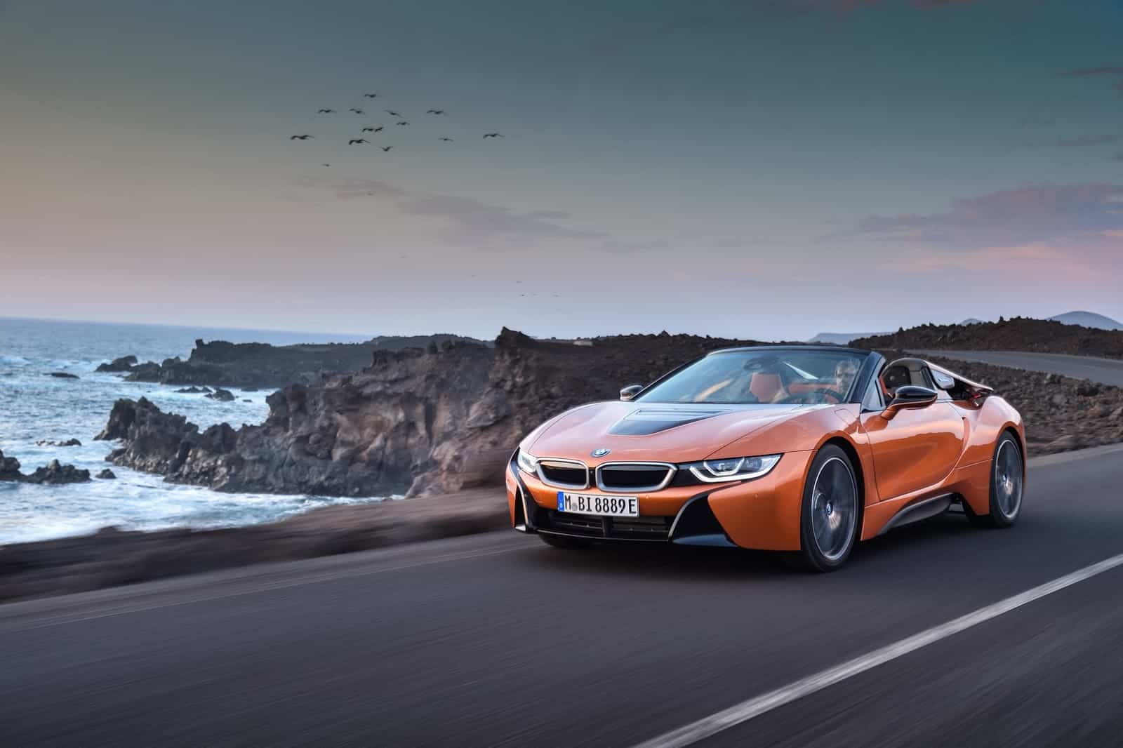 2019-BMW-i8-Roadster-Coupe-02