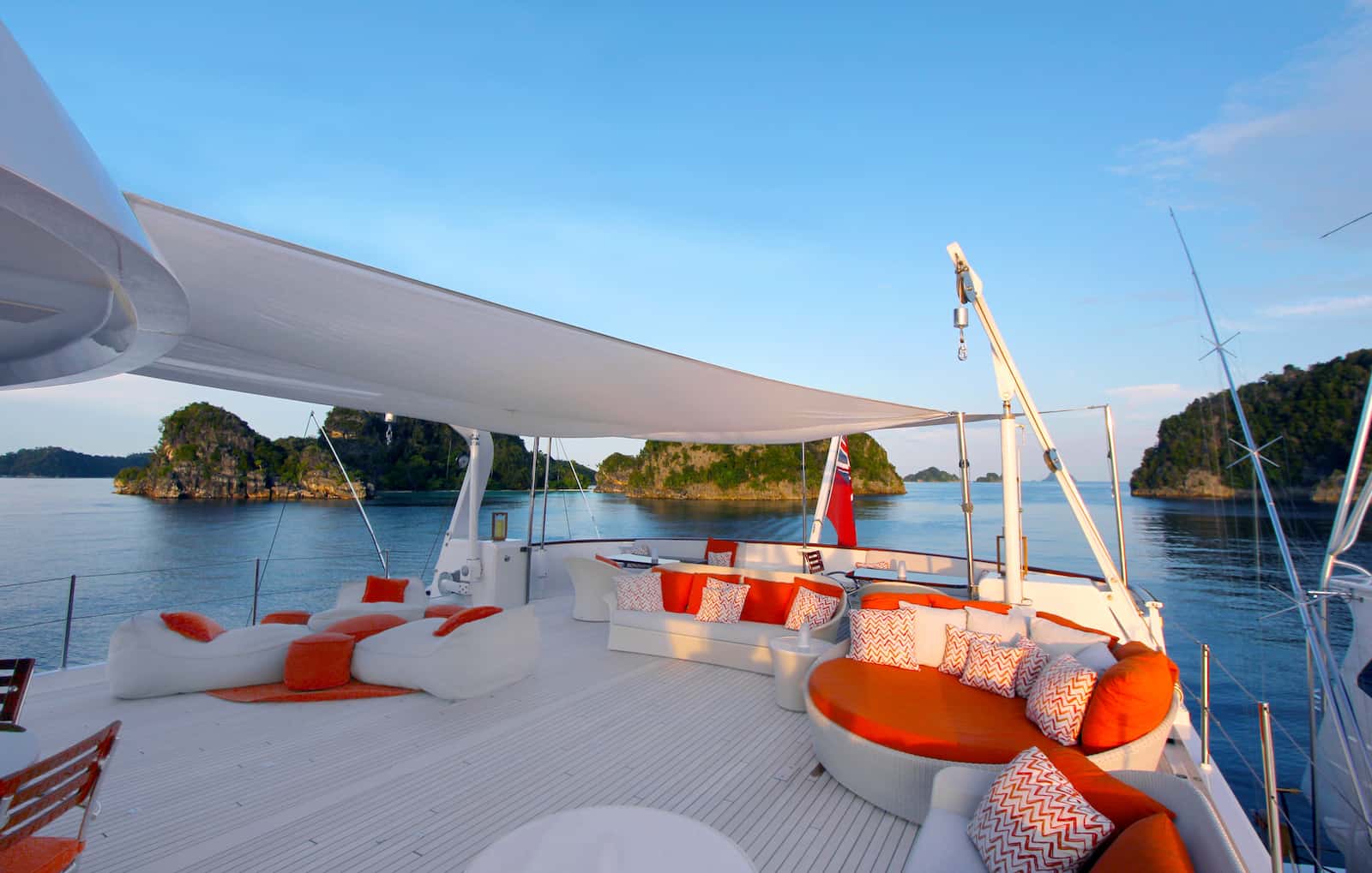 luxury-yacht-sale-MINDERELLA – Bridge deck-Y.CO