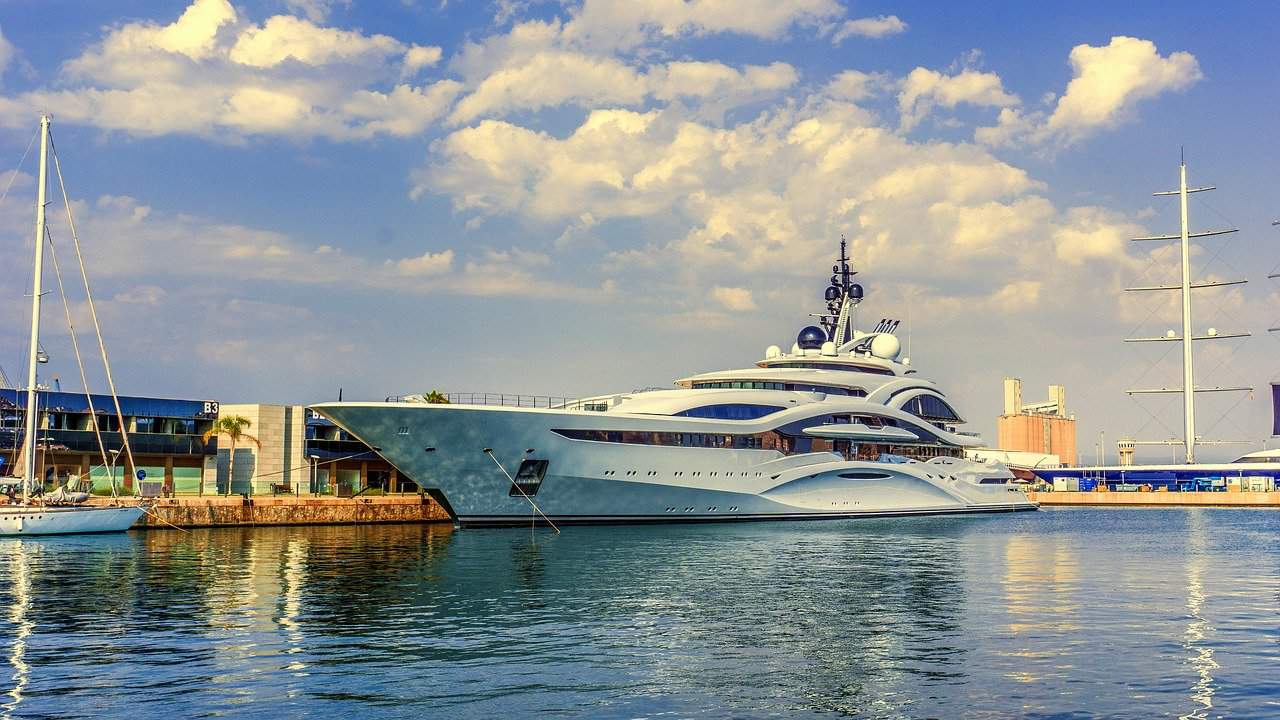 luxurious yacht charter